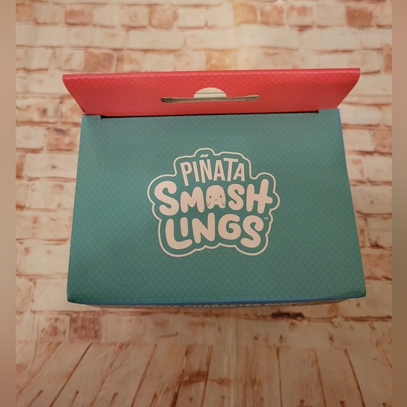 Pinata Smashlings: Dazzle the Dizzy Donkey Character Pack Roblox Exclusive - Picture 2 of 10